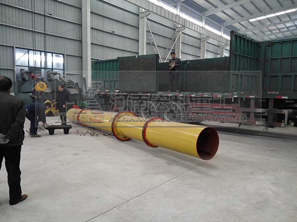 發(fā)往河北承德2m&times;8m雞糞烘干機裝貨現(xiàn)場